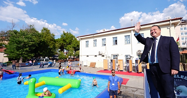 Manisa’da Çocuklar Hem Serinliyor Hem Yüzmeyi Öğreniyor