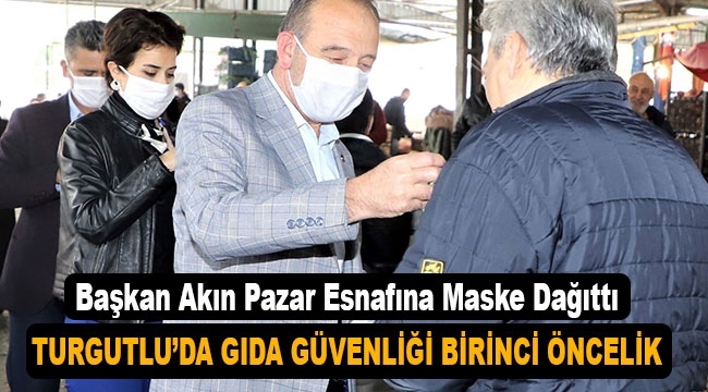 Başkan Akın, pazar esnafına maske dağıttı