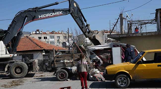 Karşıyaka'da yıkım operasyonu: Hurdacı çadırları kaldırıldı!