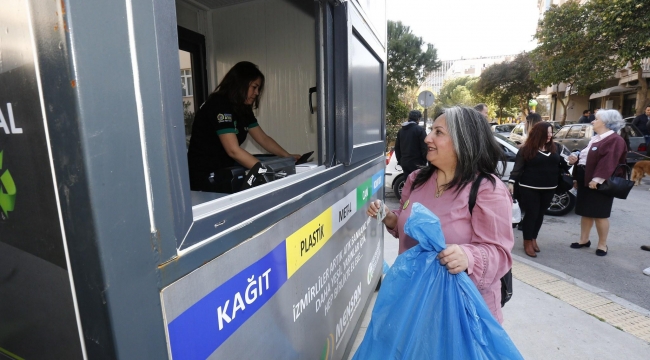 Konak'ta atık banklar hizmete girdi