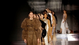 Moda devi maske, önlük ve eldiven üretimine başladı