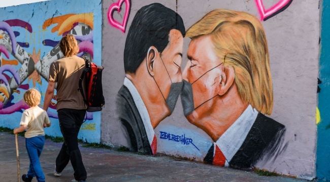 Berlin Duvarı'nda Donald Trump ve Xi Jinping'in maskeli grafitisi
