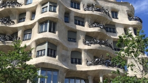 Binasında tek başına kaldı