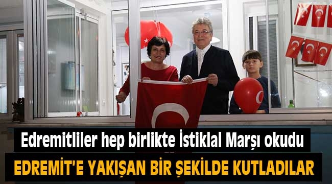 Edremitliler hep birlikte İstiklal Marşı okudu