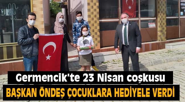 Germencik Belediye Başkanı Fuat Öndeş, çocuklara hediye takdim etti