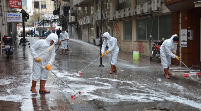 Şehzadeler Belediyesi, sevgi yolları ve eczaneleri dezenfekte etti