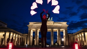 Işık gösterisiyle virüs protestosu