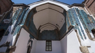 Çinileriyle göz alan Sırçalı Medrese