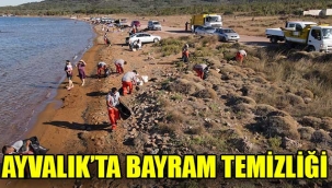 Ekipler cadde ve sokakları sabunlu sular ile tepeden tırnağa temizledi