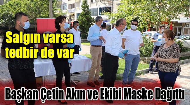 Başkan Çetin Akın ve Ekibi Maske Dağıttı 