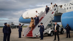 Elini tutmasına izin vermedi