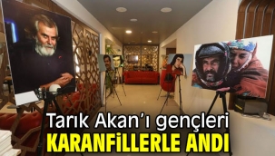 Tarık Akan'ı gençleri karanfillerle andı 