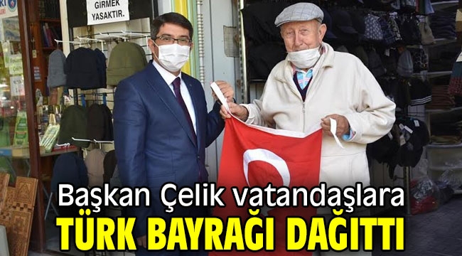 Başkan Çelik vatandaşlara Türk Bayrağı dağıttı