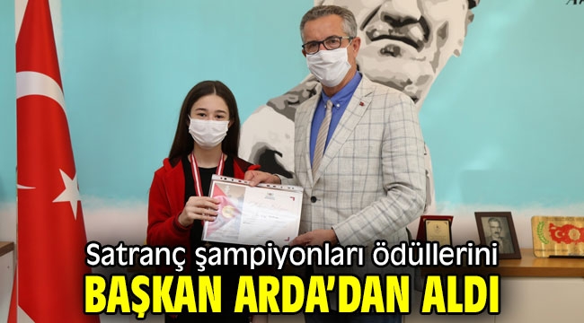 Başkan Arda satranç şampiyonlarına ödüllerini verdi