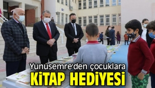 Yunusemre'den çocuklara kitap hediyesi