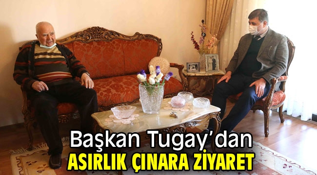 Başkan Tugay'dan asırlık çınara ziyaret