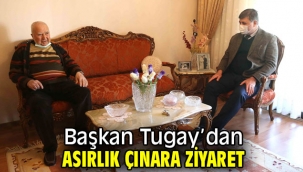 Başkan Tugay'dan asırlık çınara ziyaret