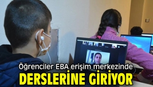 Öğrenciler EBA erişim merkezinde derslerine giriyor