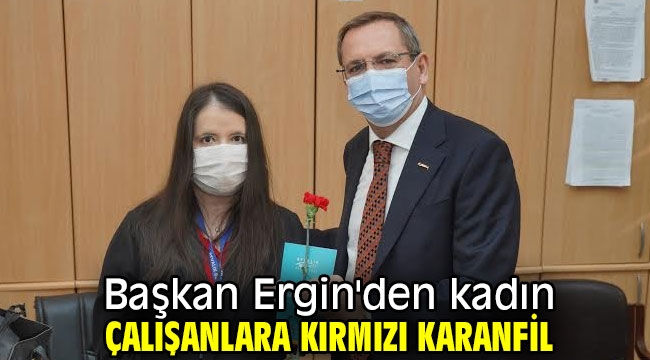 Başkan Ergin'den kadın çalışanlara kırmızı karanfil