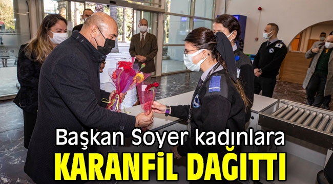 Başkan Soyer kadınlara karanfil dağıttı