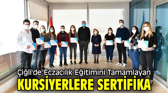 Çiğli'de Eczacılık Eğitimini Tamamlayan Kursiyerlere Sertifika