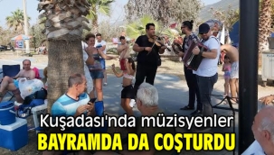 Kuşadası'nda müzisyenler bayramda da coşturdu