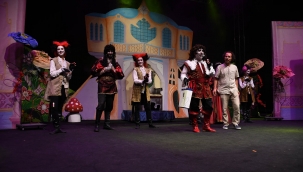 "Çizmeli Kedi Müzikali" Kuşadalı çocuklarla buluştu.