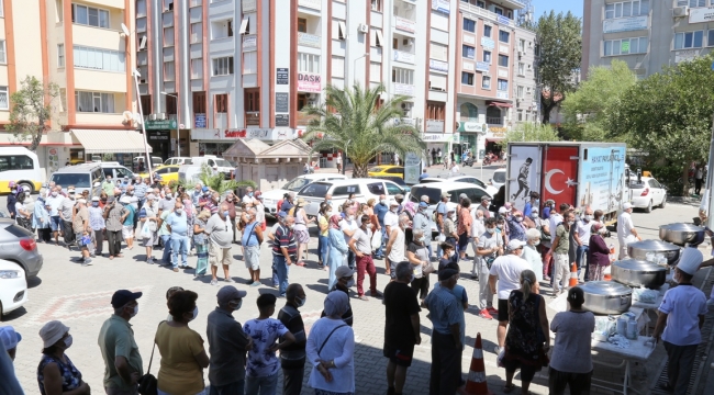 Edremit Belediyesi vatandaşlara aşure dağıttı