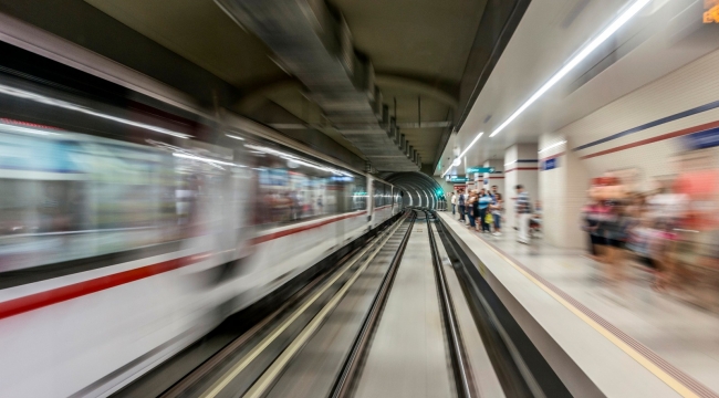 İzmir'de metro istasyonlarında ücretsiz internet dönemi başladı