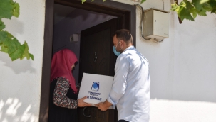 Yunusemre'de iki aileye erzak yardımı