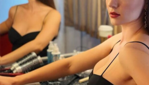 Burcu Özberk'ten derin göğüs dekolteli karavan pozu!