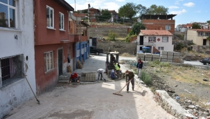 İbrahimce Mahallesi Sokağı'nda taş döşeme çalışmalarına devam ediyor