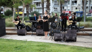 Karşıyaka'da açık havada müzik şöleni başladı