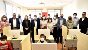 Bornova'da mülteci çocuklara bilgisayar laboratuvarı