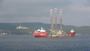 Dev platform taşıyan gemi Çanakkale Boğazı'nda