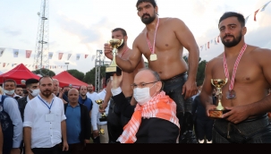 Turgutlu Belediyesi'nin yağlı güreşlerinde Kırkpınar havası esti