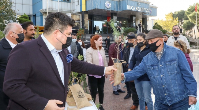 Başkan Kılıç hemşehrilerine 3 bin fidan dağıttı