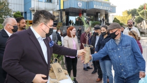 Başkan Kılıç hemşehrilerine 3 bin fidan dağıttı