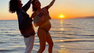 Berrak Tüzünataç ve Özge Özpirinçci'den gün batımı paylaşımı