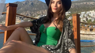 Çağla Şimşek pozlarıyla gündemde!