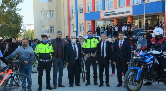 Yunusemre Belediyesi öğrencilere bisiklet turu düzenledi