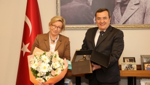 Başkan Batur, İsveç Büyükelçisi'ne Konak'ı anlattı