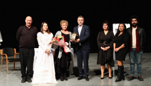 Sadece Kadın" Bayraklı'da sahnelendi