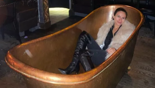 Selin Yeninci'den küvet pozları!