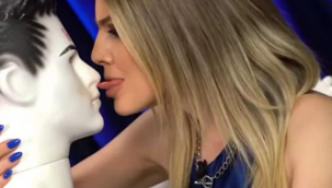 Vitrin mankenine oryantal yaptı