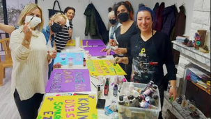 Balçovalı kadınlar pankartlarını hazırlıyor