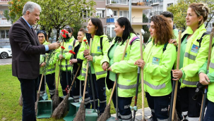 Başkan Ali Engin'den kadınlara karanfil