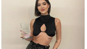 "Üstünü giymemişsin" 