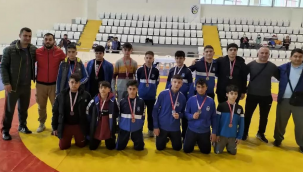 Yunusemre Belediyespor Güreşçiler'den 13 madalya geldi