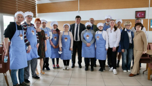 Başkan Tugay önlüğü taktı, gençlerle pizza yaptı